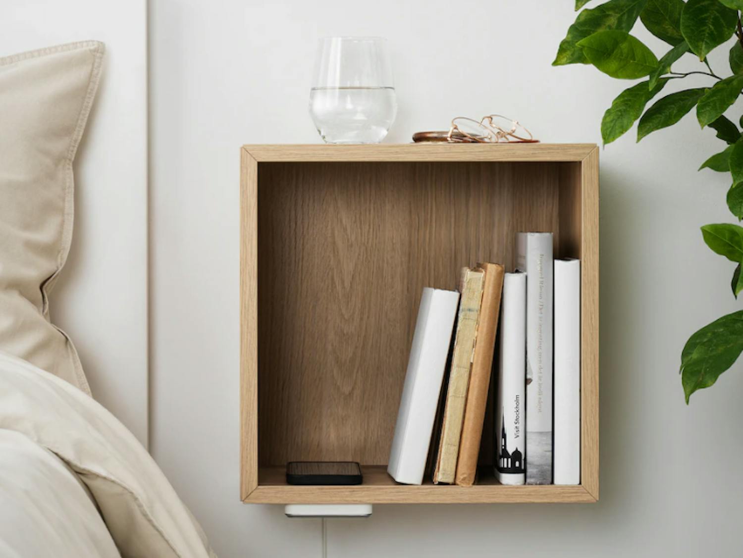 IKEA SJÖMÄRKE IKEAs trådløse oplader kan monteres under en bordplade.